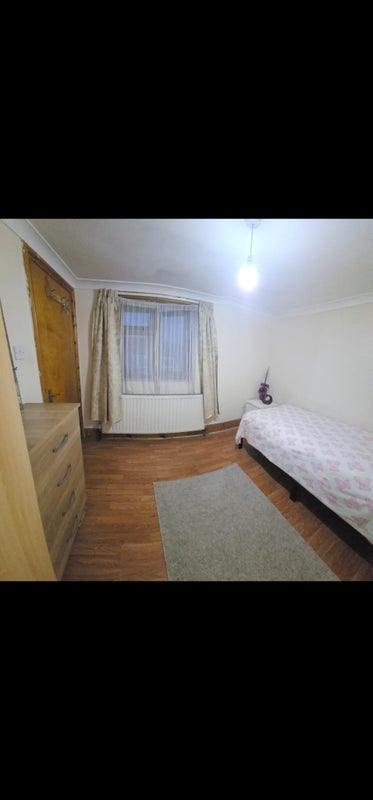 Room Grove Green Road in Greater London