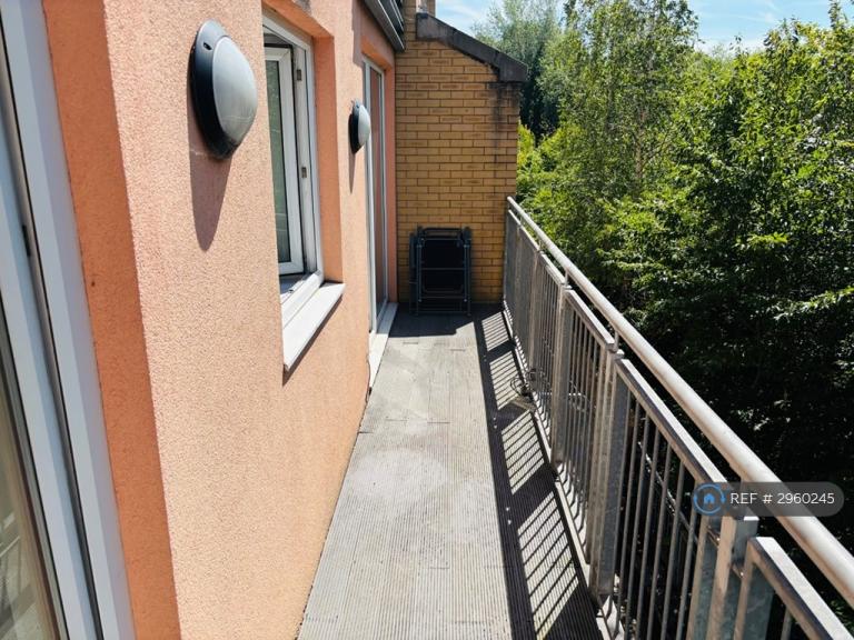 Flat Oldridge Close in Greater London