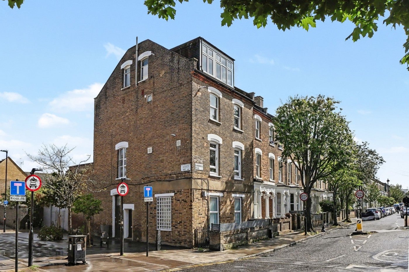 Flat Fairbridge Road in Greater London