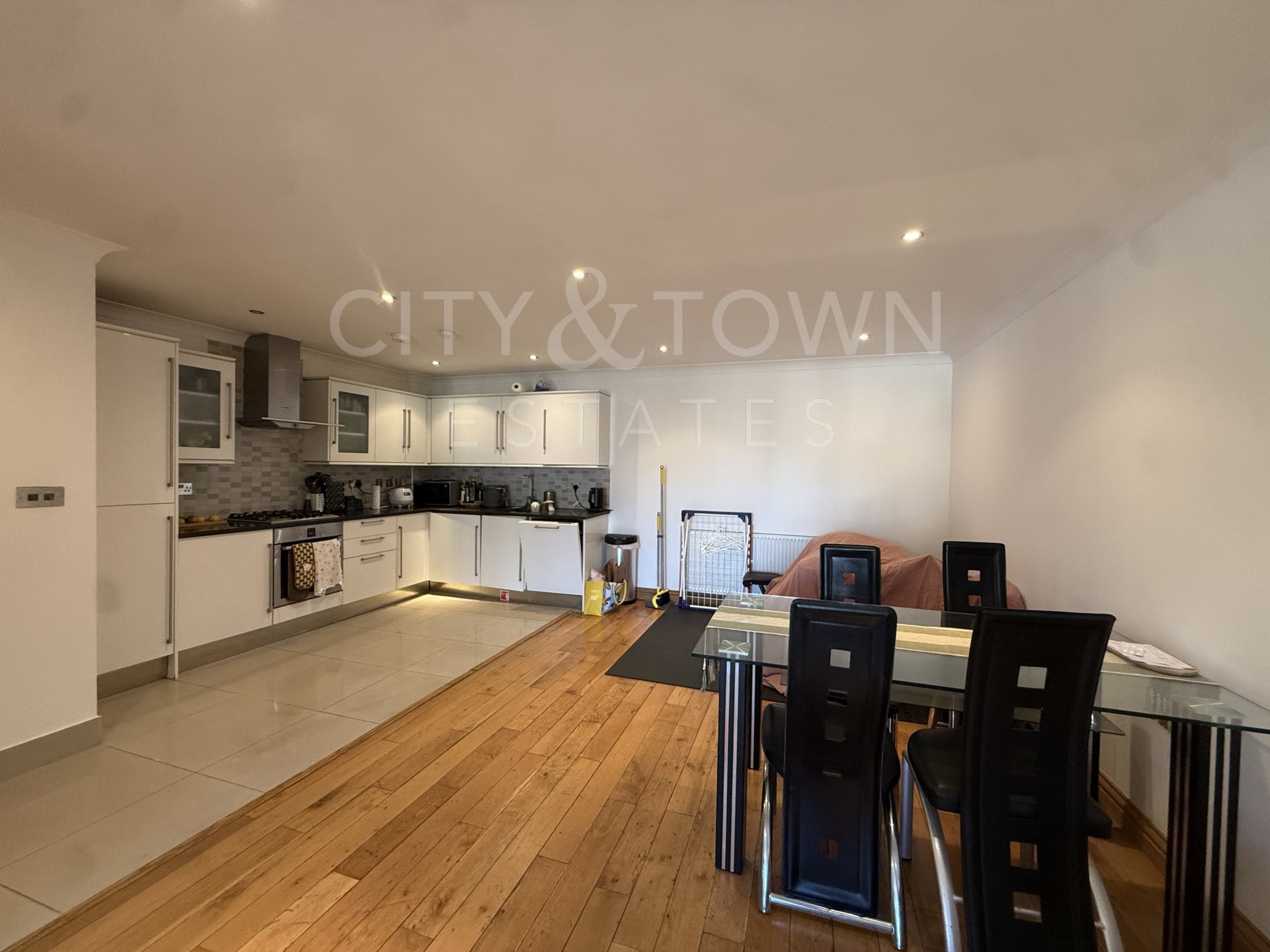 Flat Copperfield Road in Greater London