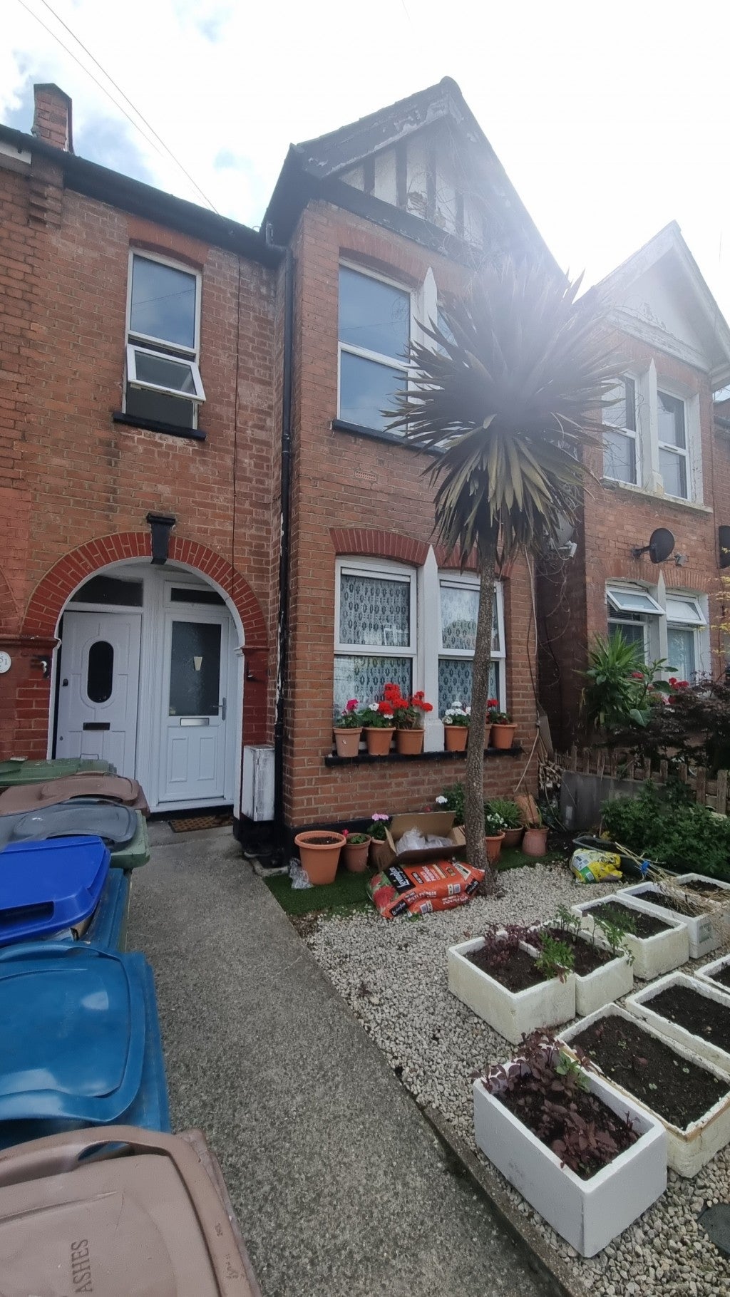 Flat Parkfield Road in Greater London