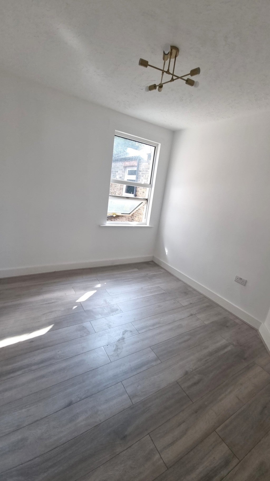 Flat Parkfield Road in Greater London