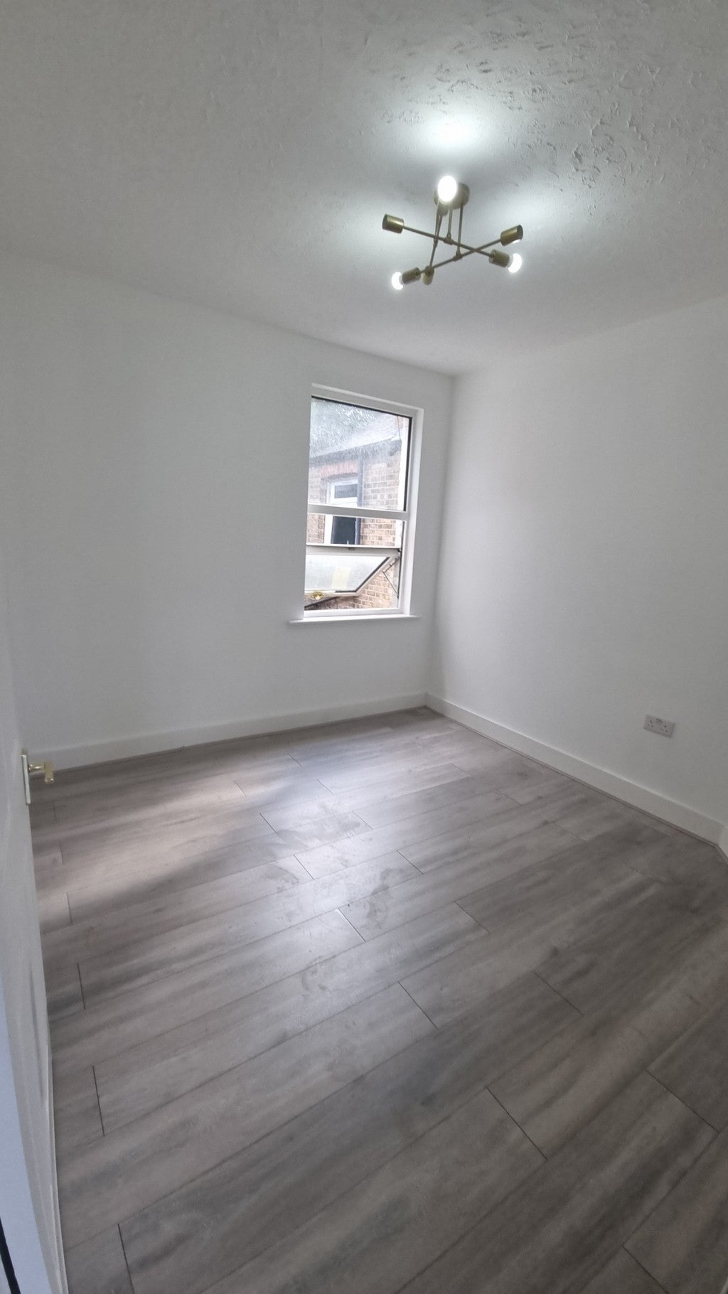 Flat Parkfield Road in Greater London