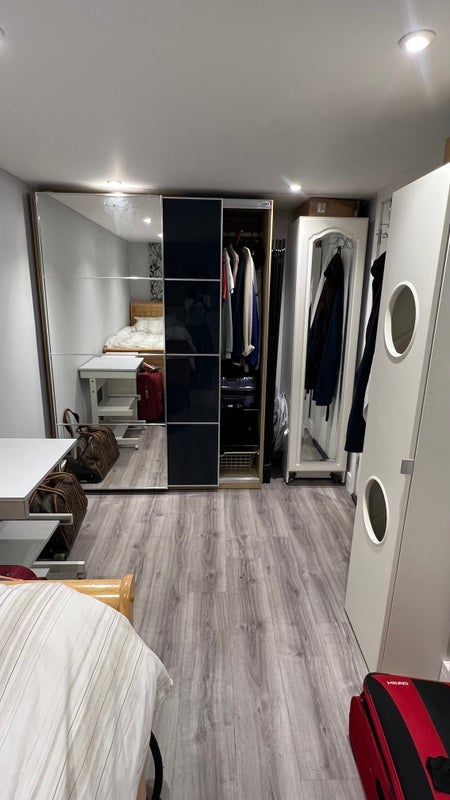 Room Sandyhurst Close in Poole
