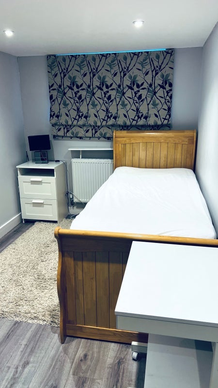 Room Sandyhurst Close in Poole