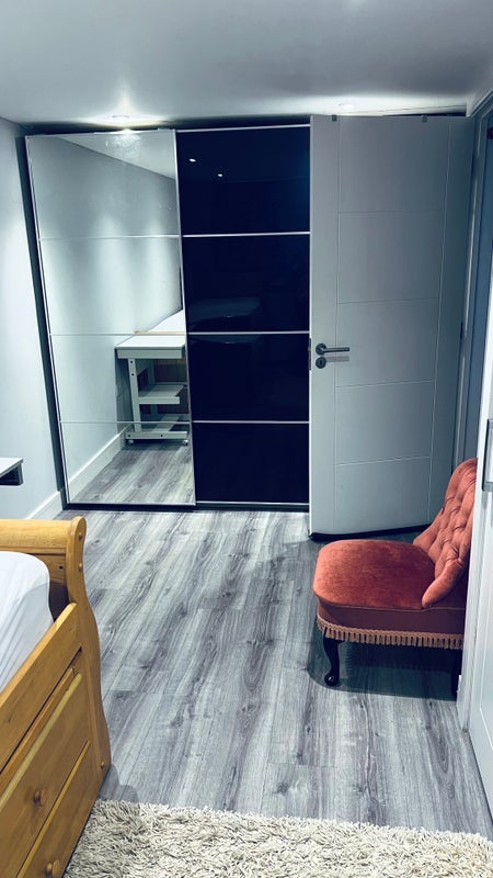 Room Sandyhurst Close in Poole