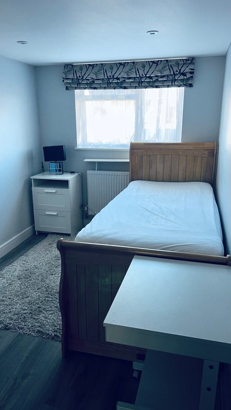 Room Sandyhurst Close in Poole