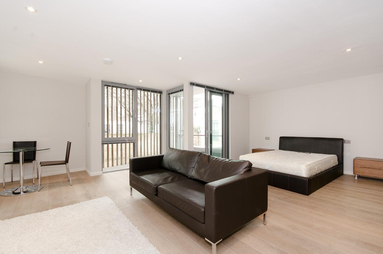Flat Blackthorn Avenue in Greater London