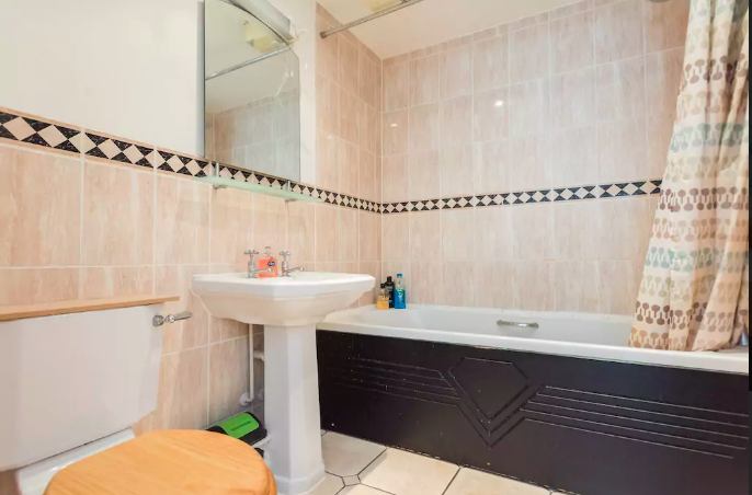 Room Surrey Quays Road in Greater London