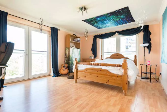 Room Surrey Quays Road in Greater London