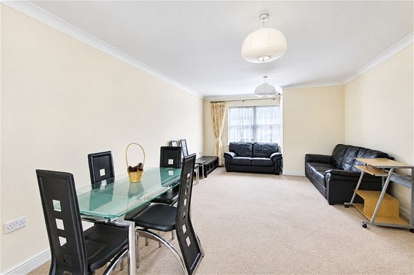 Flat Blackwell Close in London