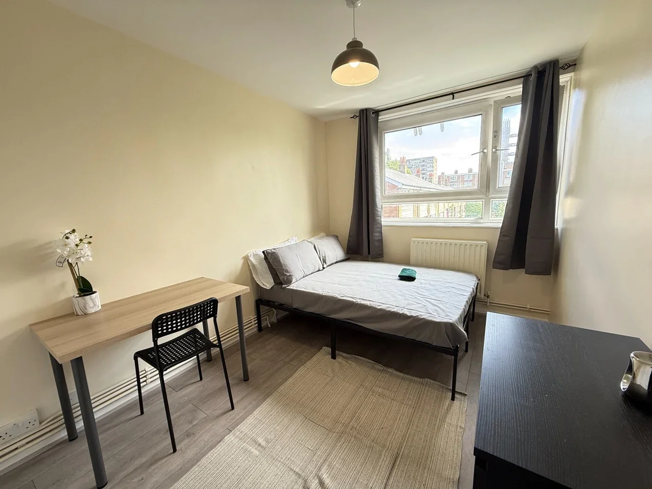 Room Brownfield Street in Greater London
