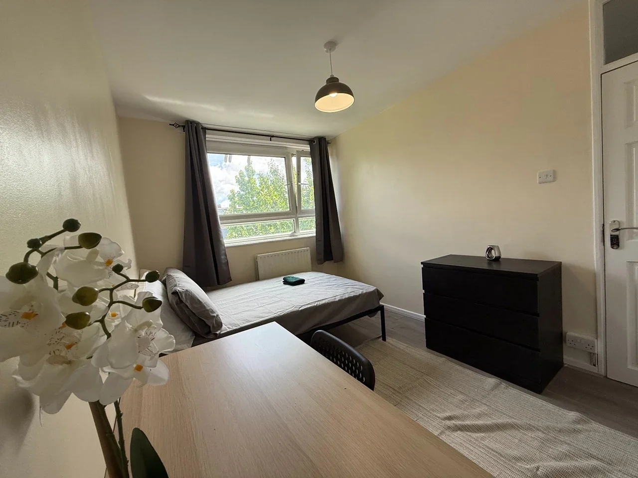 Room Brownfield Street in Greater London