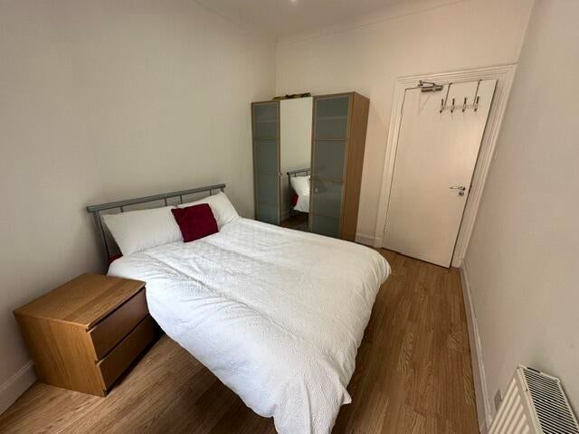 Room Cathcart Road in Glasgow