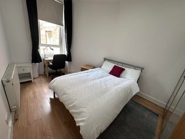 Room Cathcart Road in Glasgow