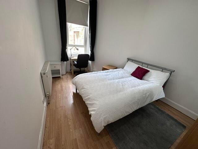 Room Cathcart Road in Glasgow