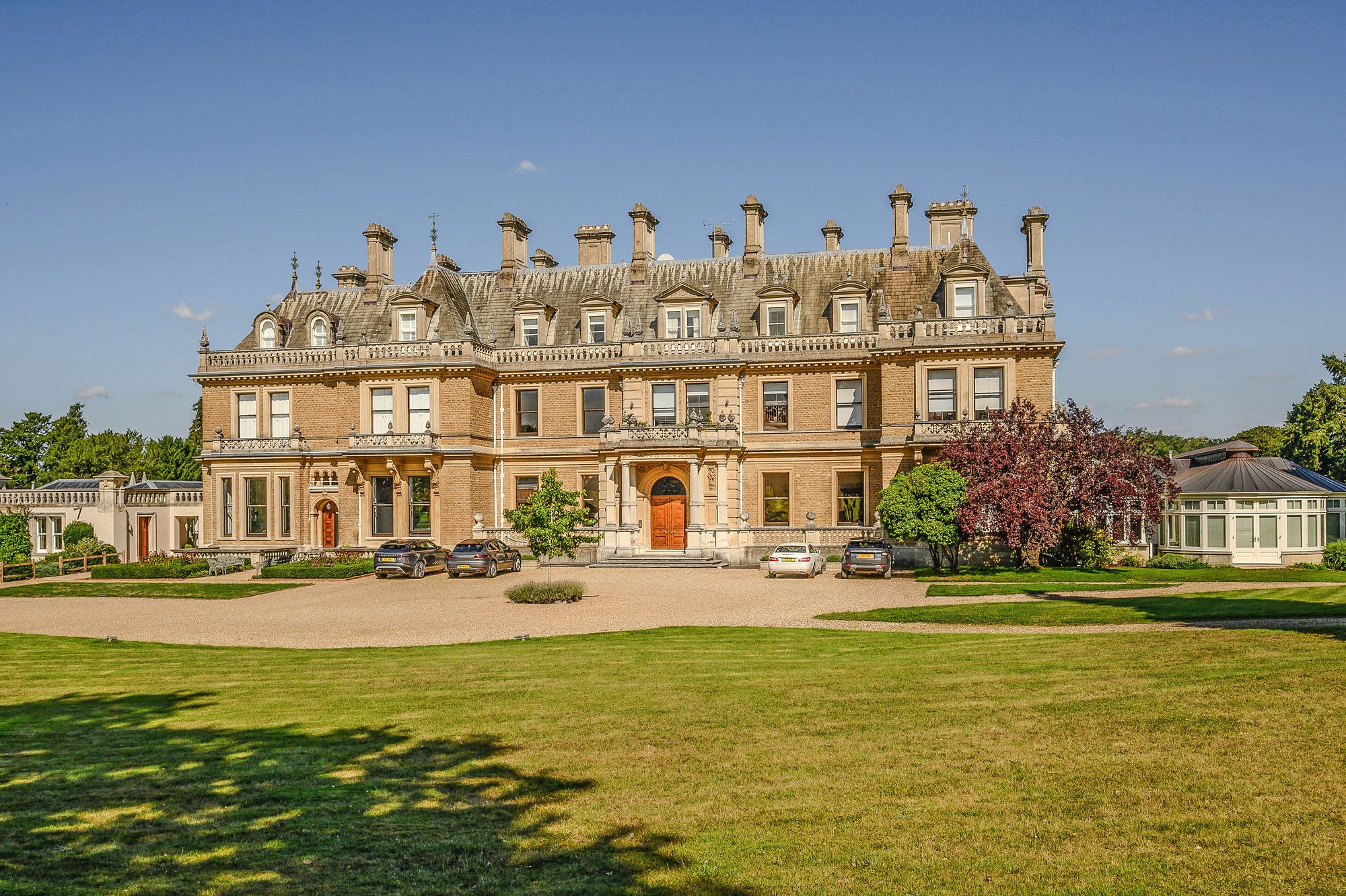 Flat Horsley Road in Elmbridge