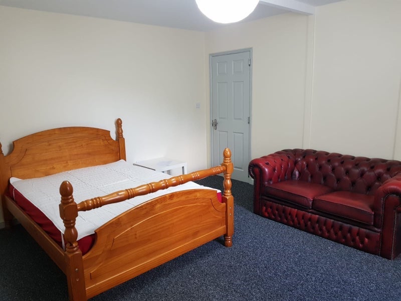 Room Batley Road in Wakefield