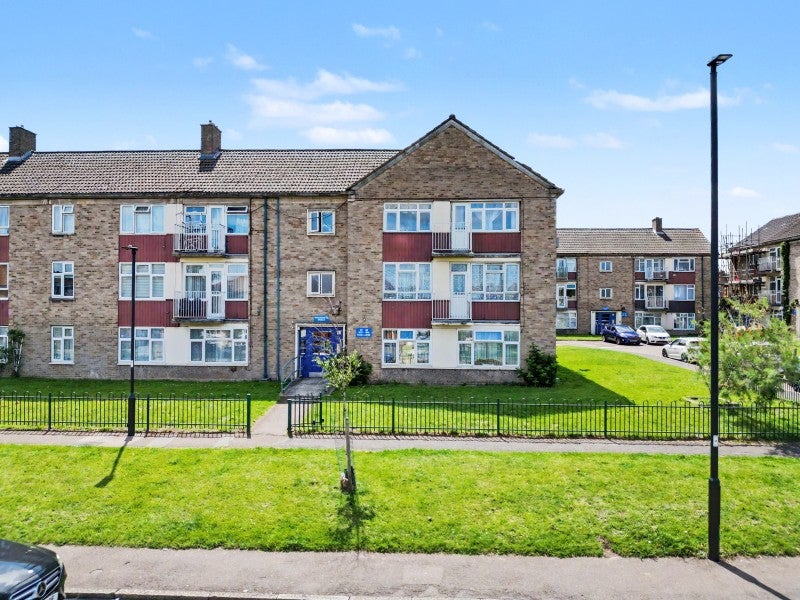Flat Crest Drive in Greater London
