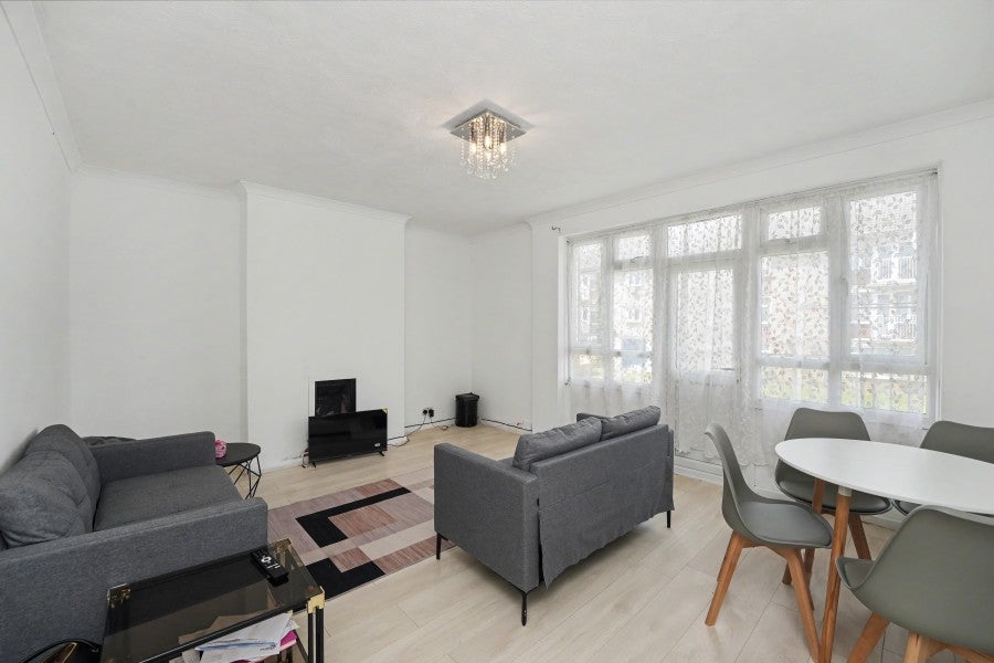 Flat Crest Drive in Greater London