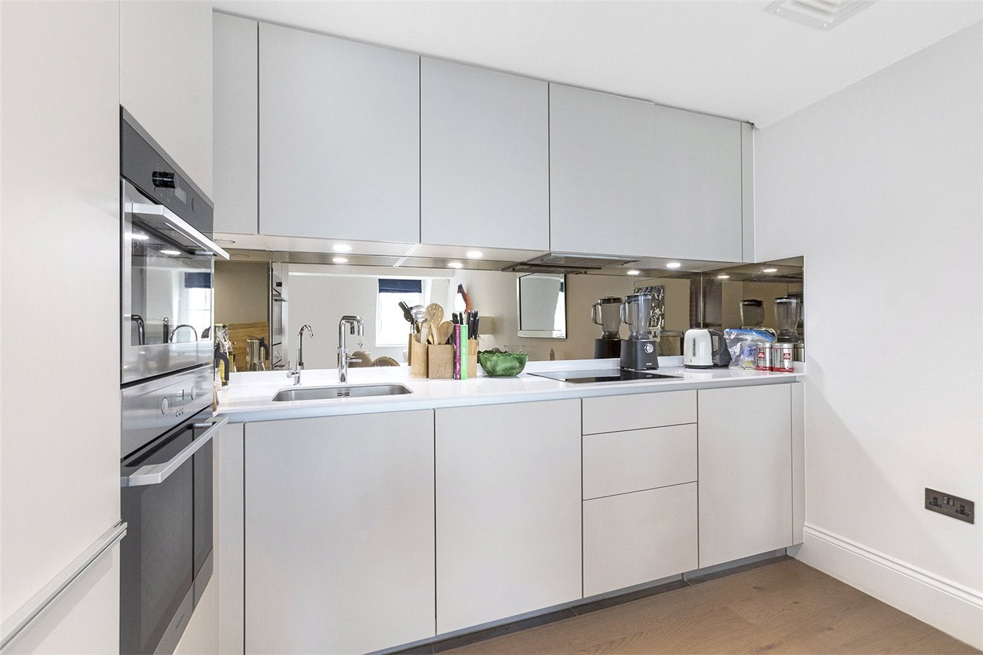 Flat Bull Inn Court in City of Westminster