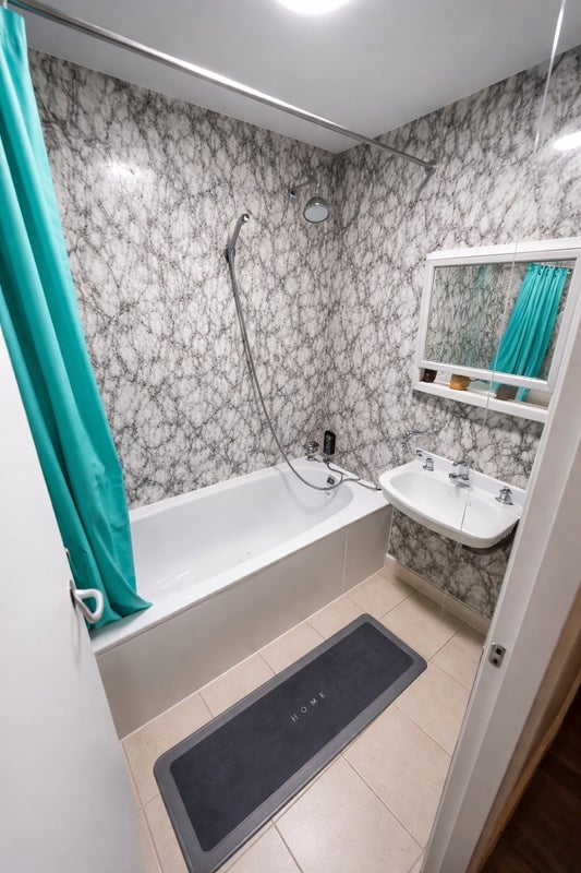 Room Tavistock Road in Greater London