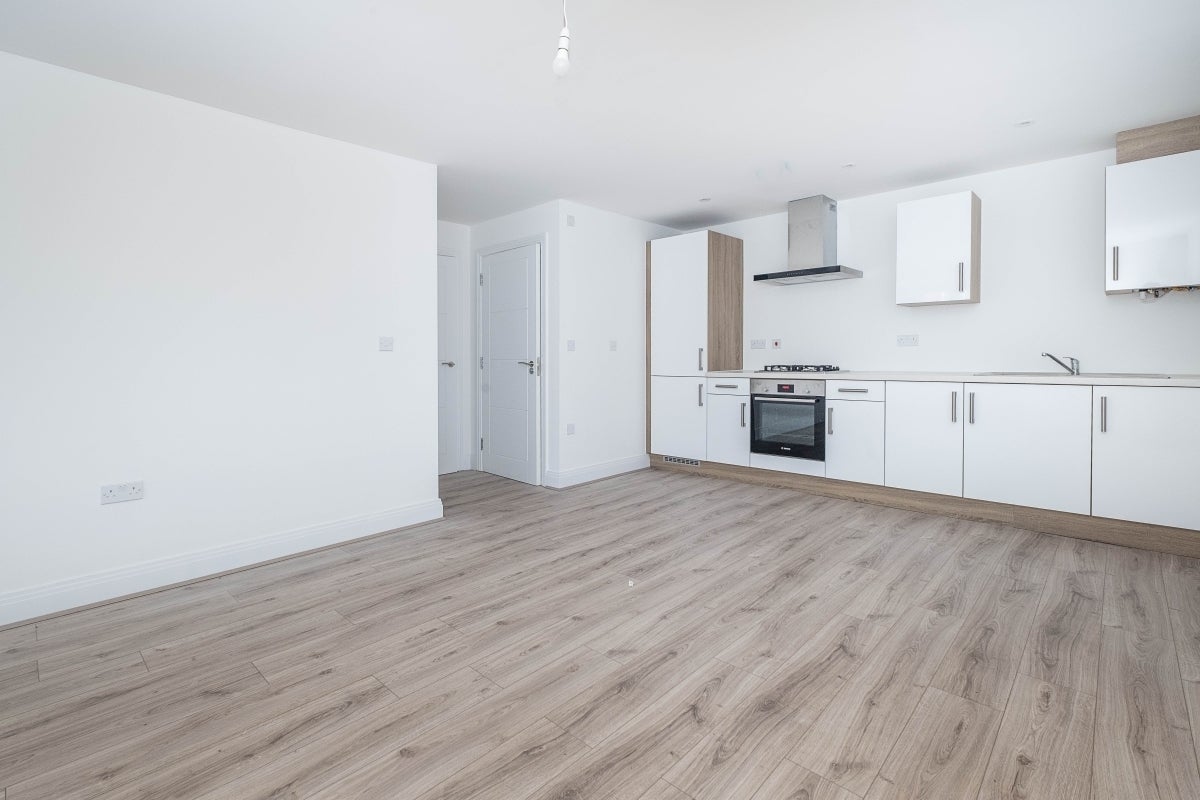 Flat Potters Grove in Greater London