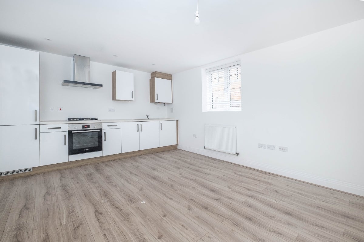Flat Potters Grove in Greater London
