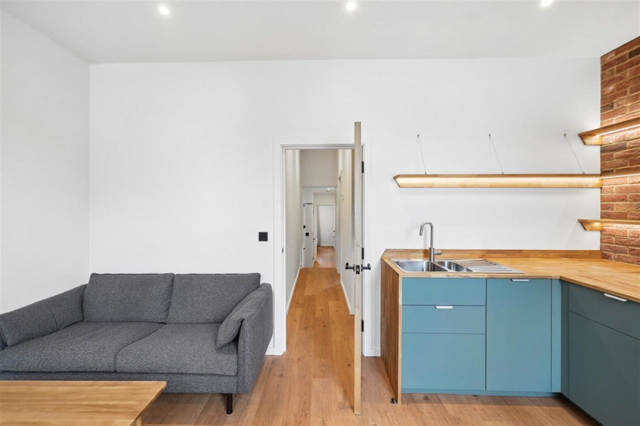 Flat Morrish Road in Greater London