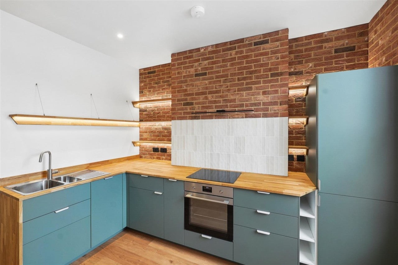 Flat Morrish Road in Greater London
