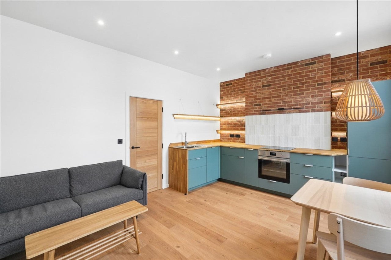 Flat Morrish Road in Greater London