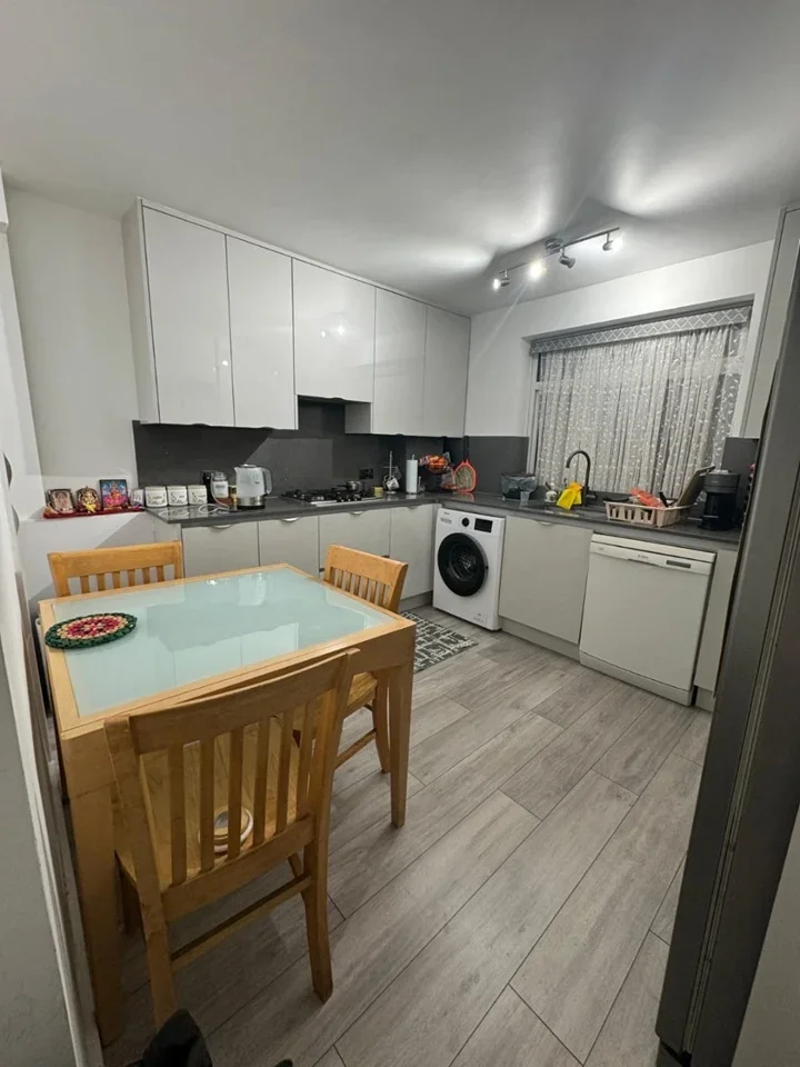 Flat Whittington Way in Greater London