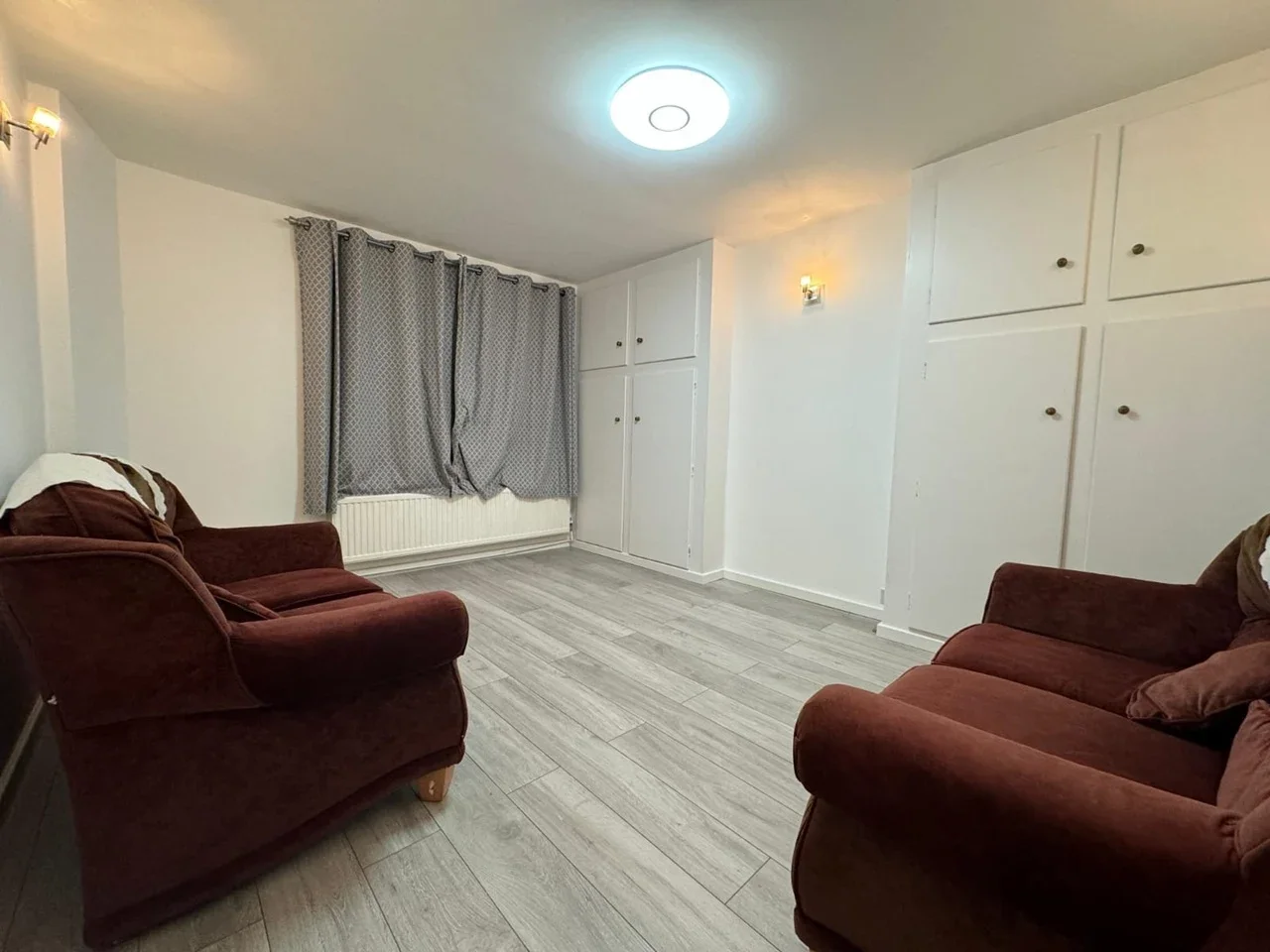 Flat Whittington Way in Greater London