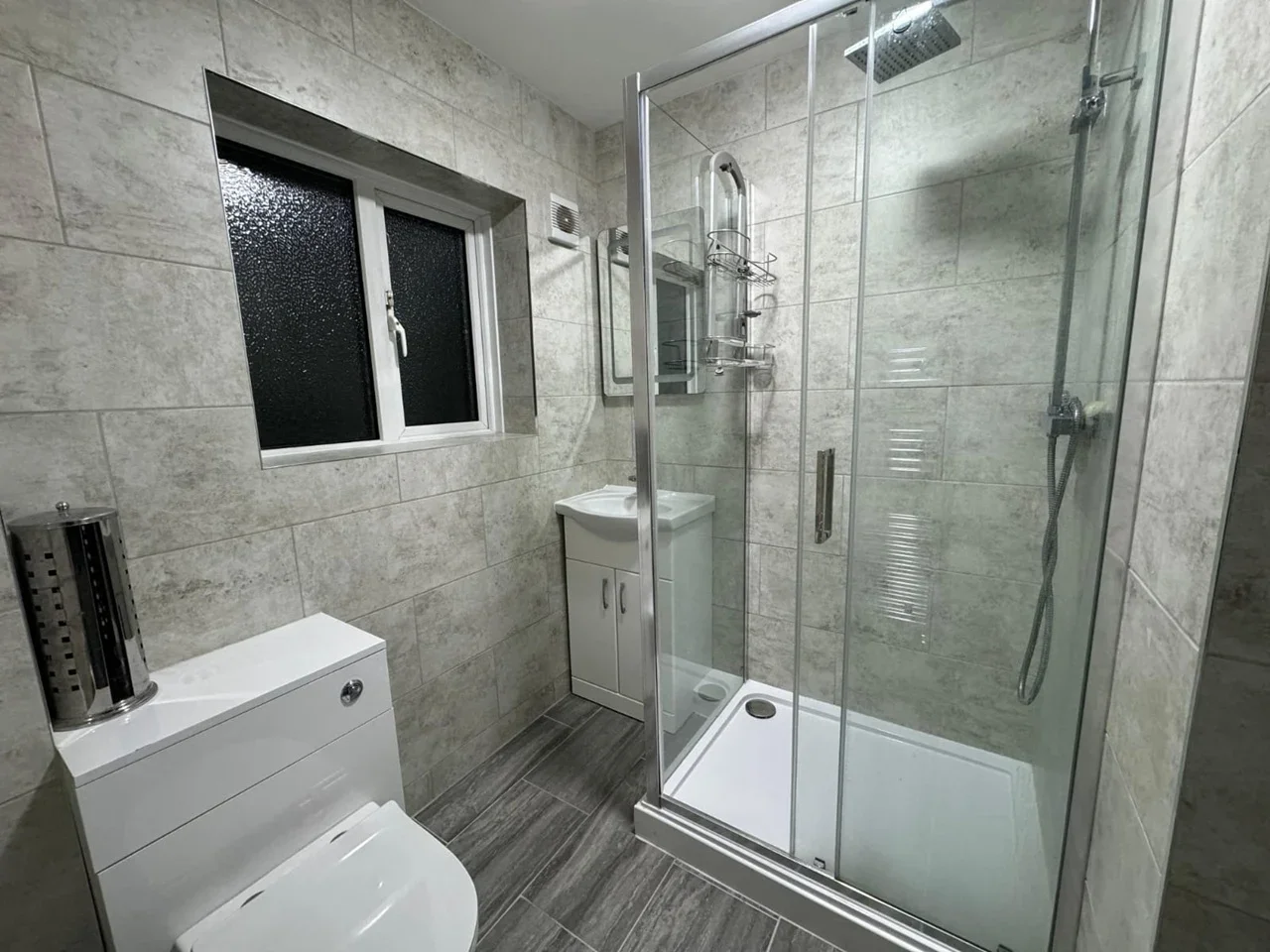Flat Whittington Way in Greater London