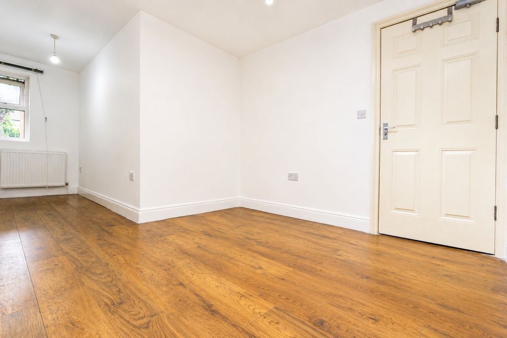Room Wycombe Road in Greater London