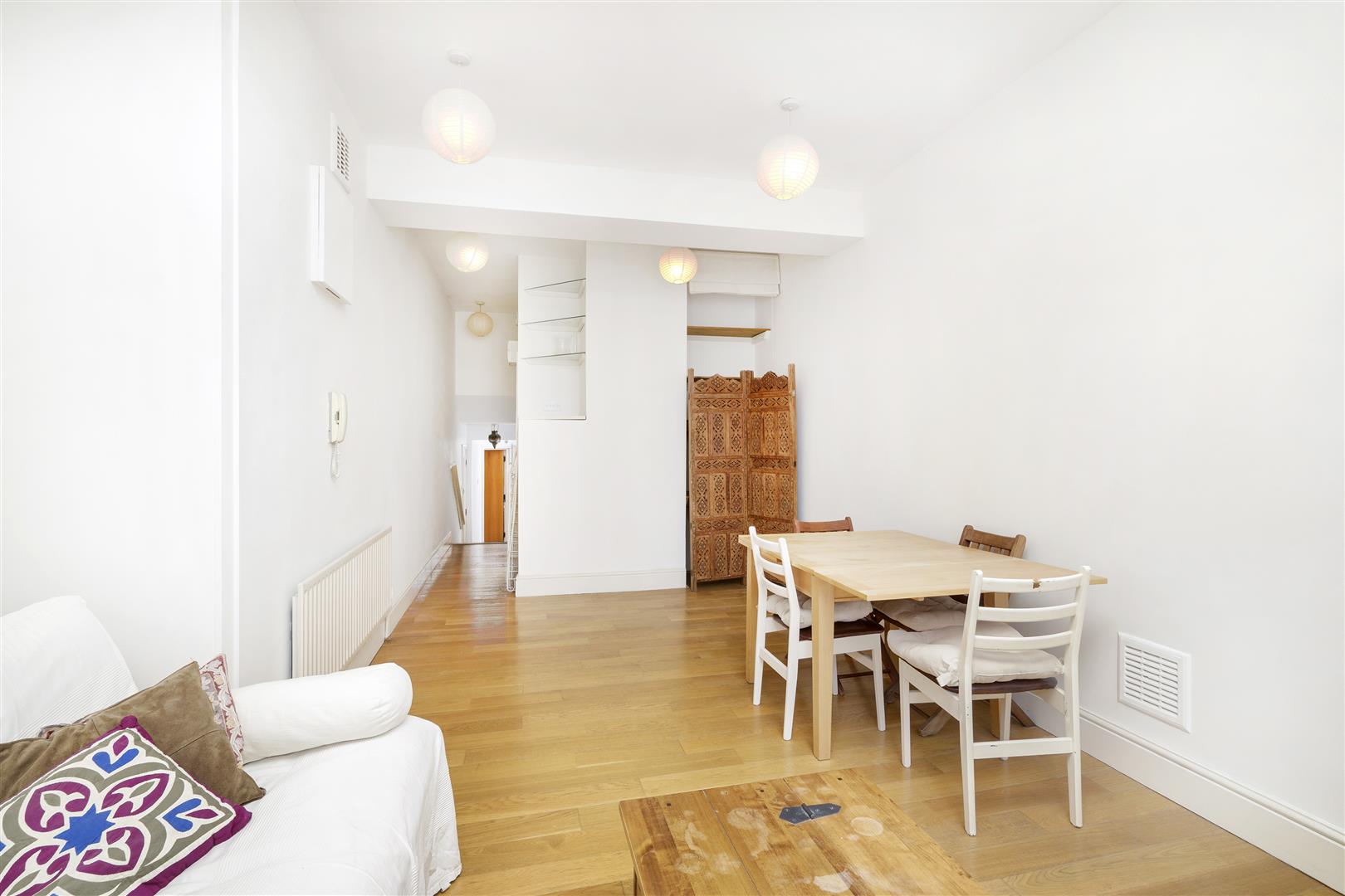 Flat Leman Street in Greater London