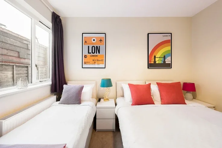 Flat Mattock Lane in Greater London