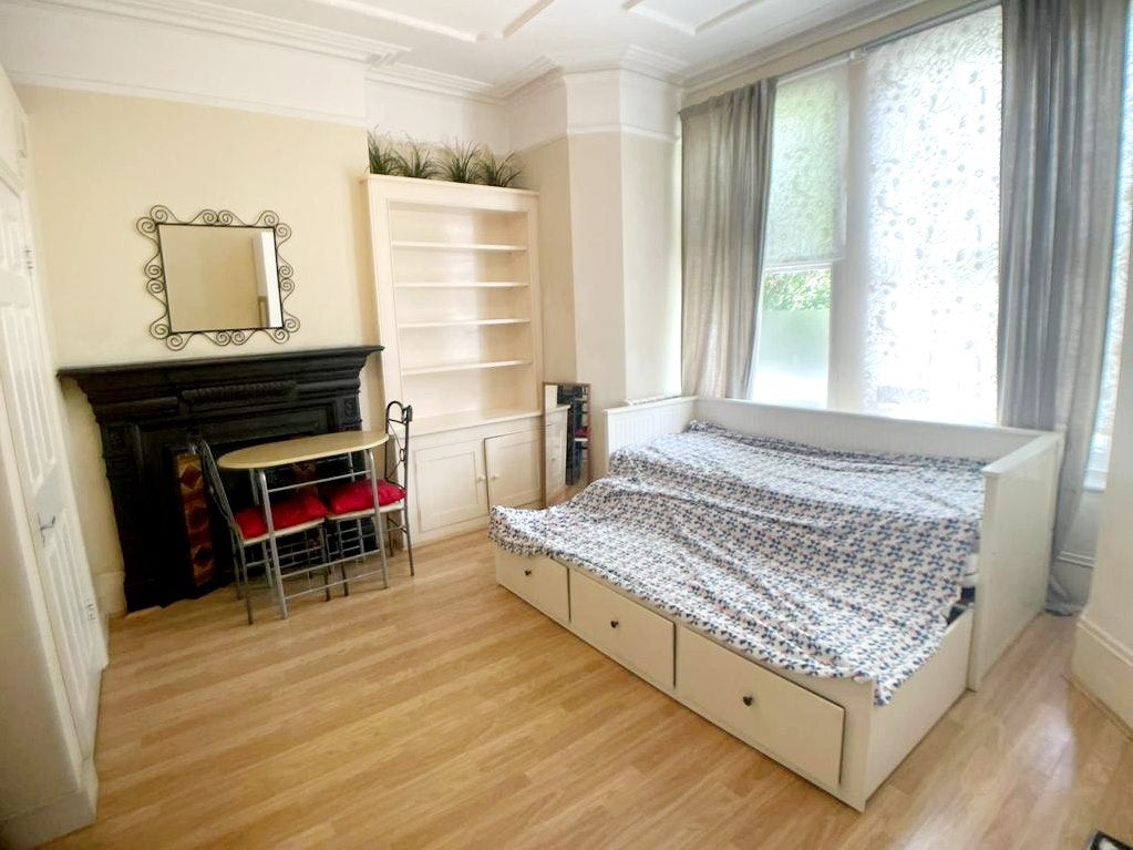 Room Church Lane in Greater London