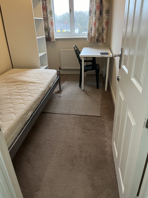 Room New Charlton Way in Bristol