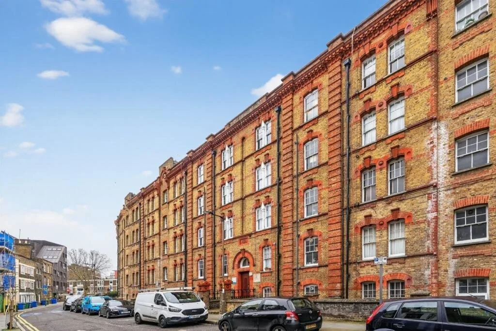 Flat Elliott's Row in Greater London