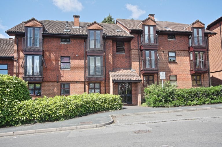 Flat Midhope Road in Woking