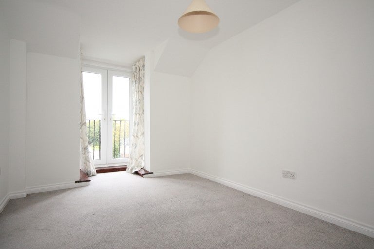 Flat Midhope Road in Woking