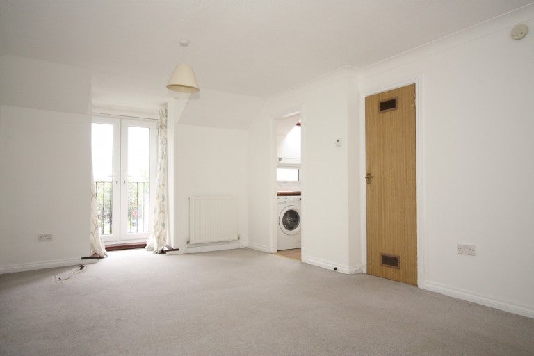 Flat Midhope Road in Woking