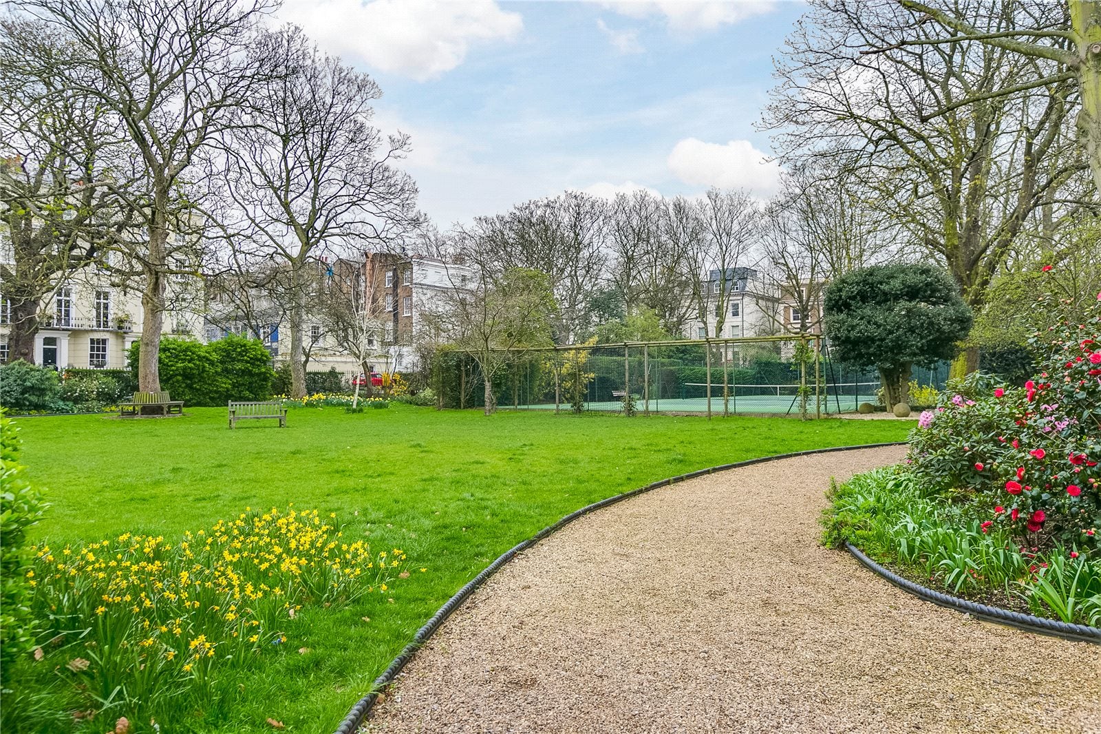 Flat Norland Square in Greater London