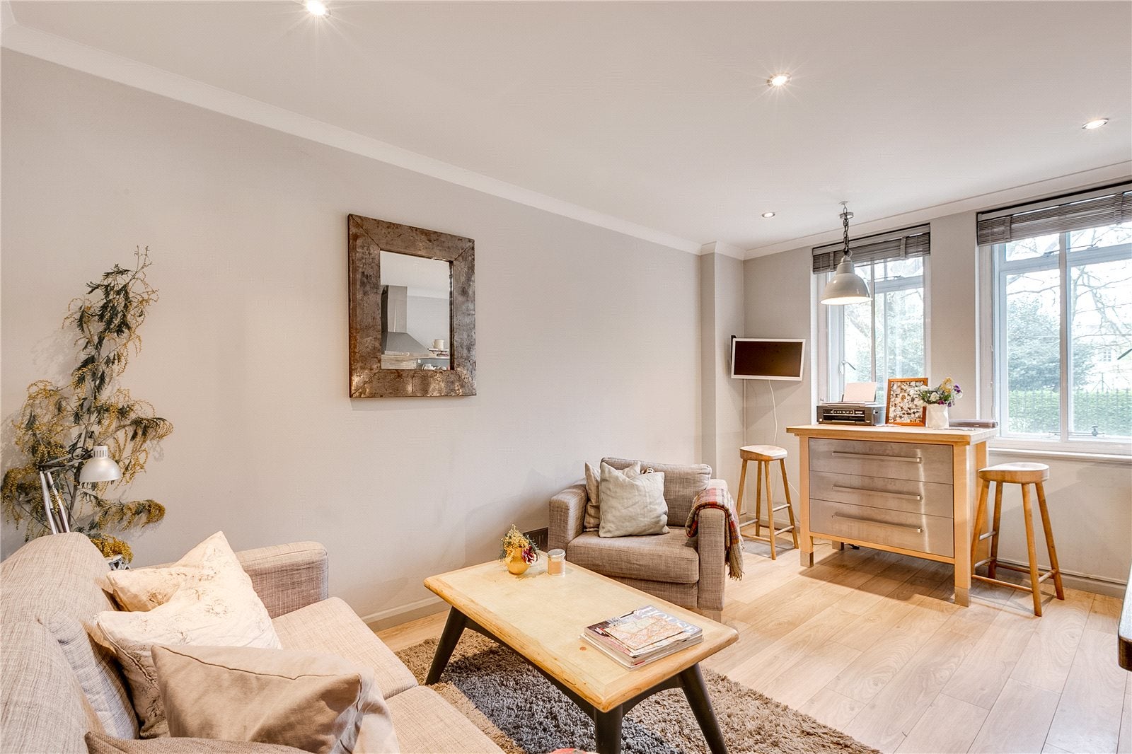 Flat Norland Square in Greater London