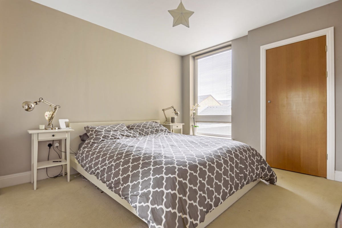 Flat Dugard Way in Greater London
