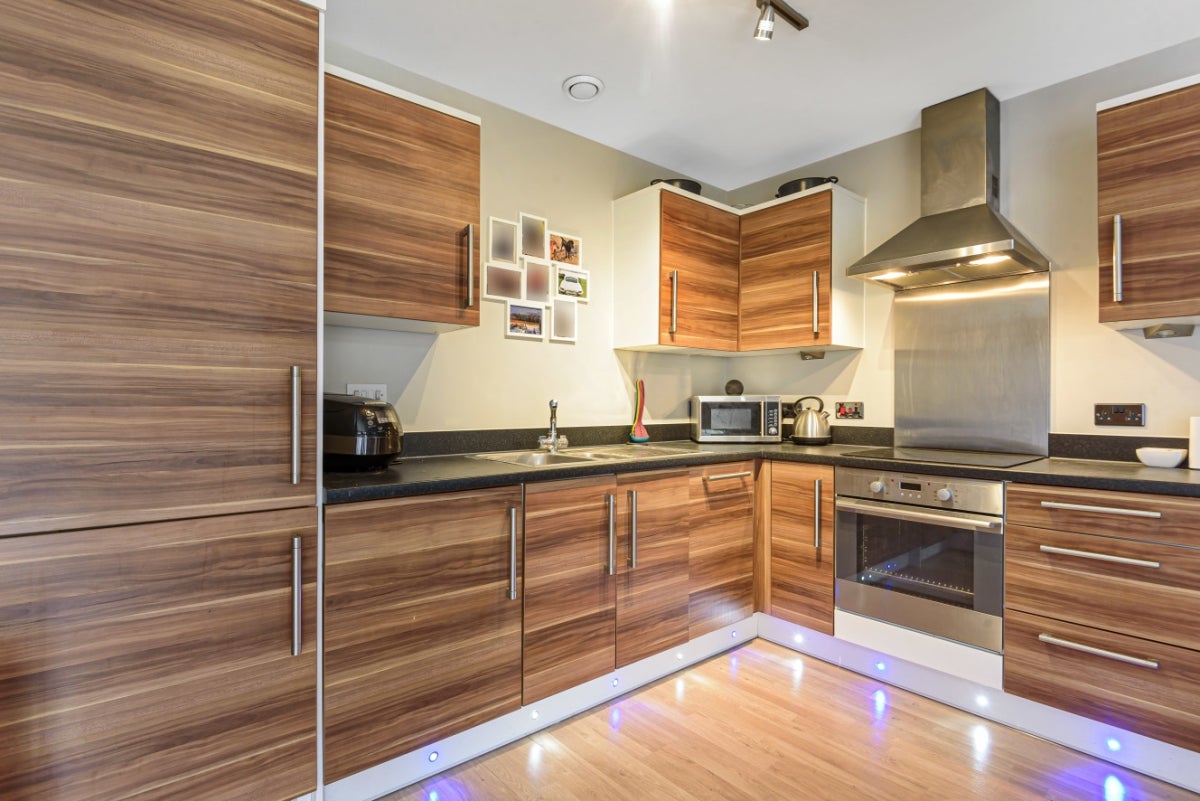 Flat Dugard Way in Greater London