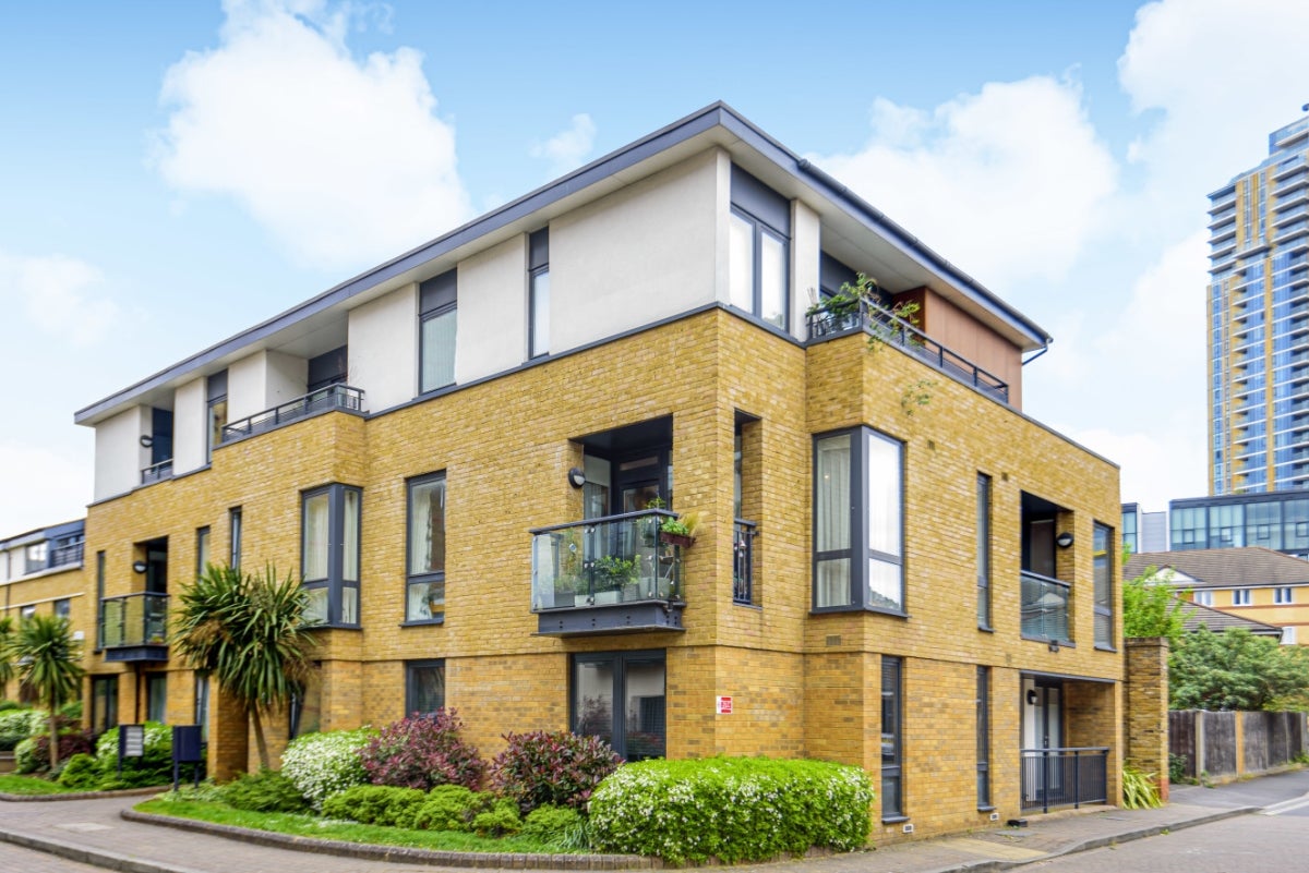 Flat Dugard Way in Greater London