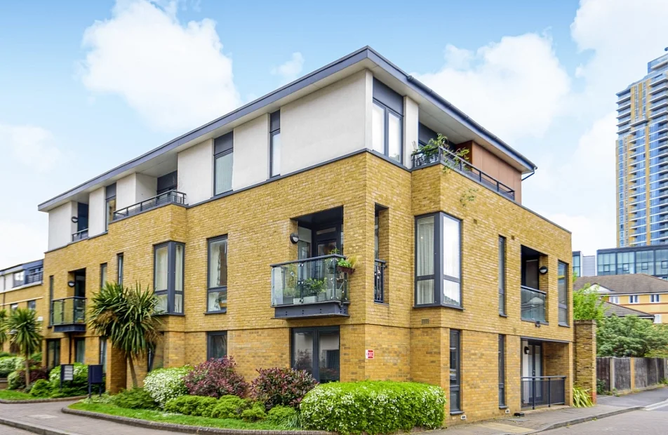 Flat Dugard Way in Greater London