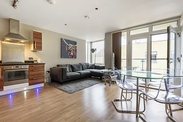 Flat Dugard Way in Greater London